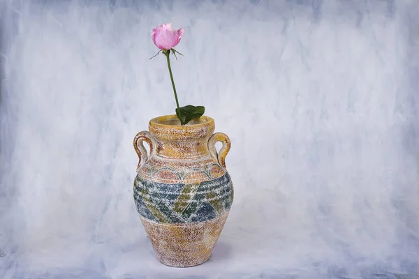Pink Rose Big Ceramic Vase Light Grungy Background — Stock Photo, Image