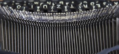 Kağıt ve kopyalama alanı olan 70 'lerden kalma eski bir daktilo.