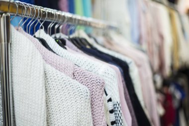 Tekstil mağazasında kadın kıyafetleri indirimde.