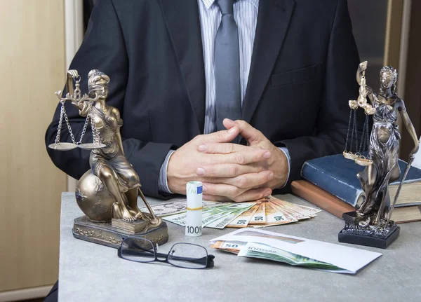 Статуя Правосуддя Теміс Грошима Євро Доларами Хабар Концепція Злочинності — стокове фото