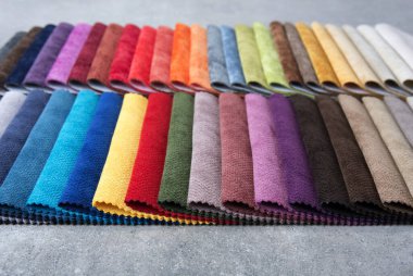 Mağazadaki renkli döşeme kumaş örnekleri
