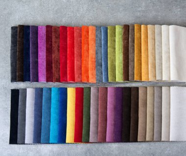 Mağazadaki renkli döşeme kumaş örnekleri