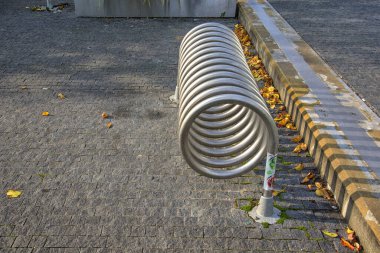 Bratislava 'daki gümüş metalden modern bisiklet tutacağı.