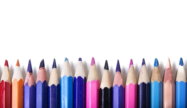 クレヨン Crayons 白を基調として緩やかに配置された色鉛筆 — ストック写真