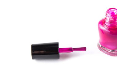 Cam şişeler beyaz arka planda tırnakları parlatıyor.