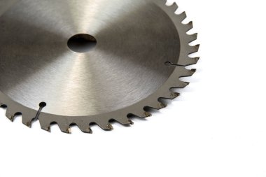 Ahşap çalışma üzerinde beyaz izole için daire testere bıçak