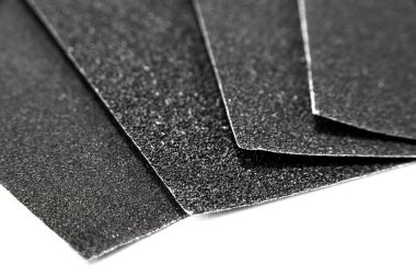 Beyaz arka planda siyah zımpara kağıdı ve su geçirmez.