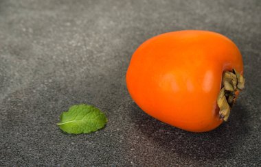 Mutfak masasında nane yaprağıyla hurma meyvesi..