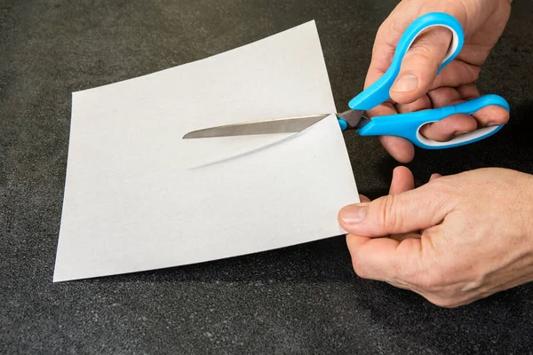 Mano Con Tijeras Está Cortando Papel —  Fotos de Stock