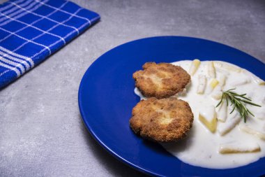 Köfte genç fasulye ve mavi plaka üzerinde krema sos ile