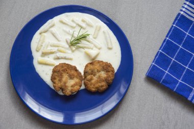 Genç fasulye ve krema sos ile mavi plaka üzerinde köfte