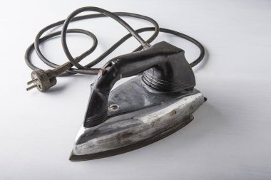 Kordon ile beyaz zemin üzerine eski elektrik demir