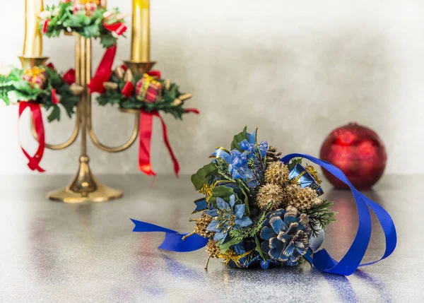 Candeliere Con Decorazione Natalizia Sullo Sfondo Grunge — Foto Stock