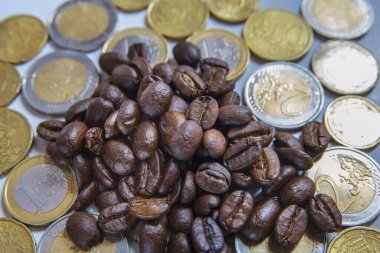 Kavrulmuş kahve çekirdekleri ile euro coins çevresinde