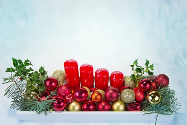 Decorazione Natalizia Vassoio Legno Con Candele Rosse — Foto Stock