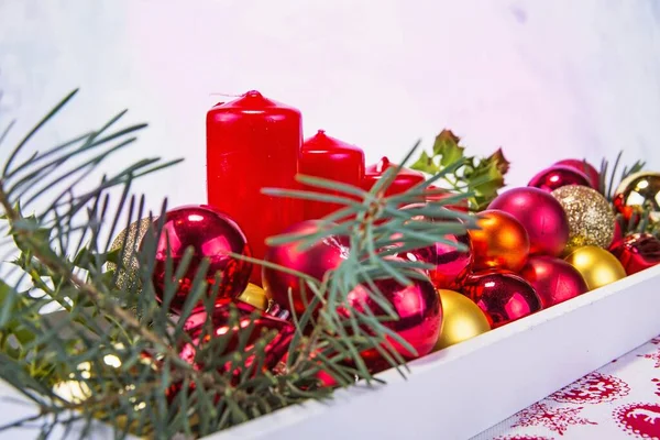 Kerstversiering Houten Dienblad Met Rode Kaarsen — Stockfoto