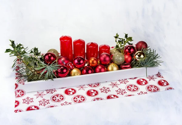 Weihnachtsdekoration Auf Holztablett Mit Roten Kerzen — Stockfoto