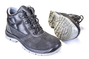 Ayak parmaklarını beyazdan korumak için çelik plakalı iş ayakkabıları.