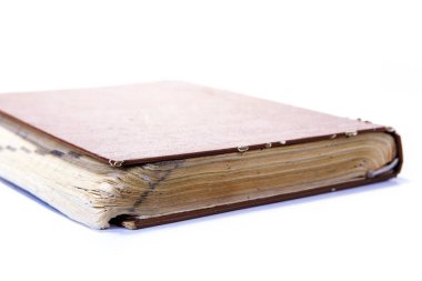 Beyaz arkaplanda eski klasiklerin olduğu kitabın kapanışı