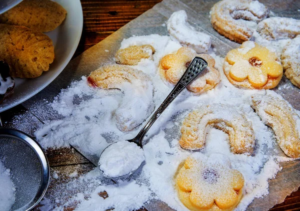 Παραδοσιακά Χριστουγεννιάτικα Μπισκότα Στο Τραπέζι Ζάχαρη — Φωτογραφία Αρχείου