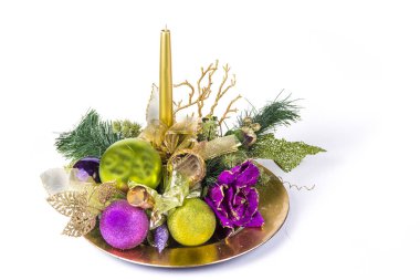 Tabakta Noel süsü ve beyaz mum.