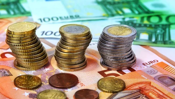Monedas Apiladas Uno Dos Euros Con Billetes Papel — Foto de Stock