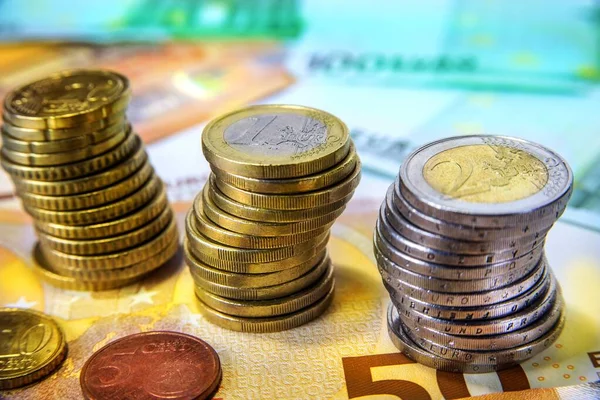 Monedas Apiladas Uno Dos Euros Con Billetes Papel — Foto de Stock