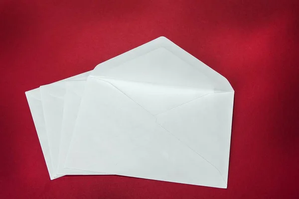 Envelope Branco Aberto Fundo Vermelho — Fotografia de Stock