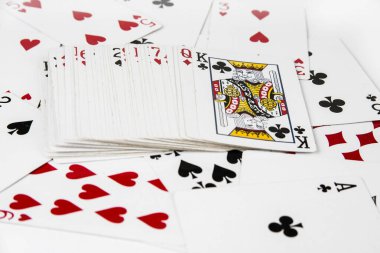 Oyun kartları beyaz arkaplanda yayıldı