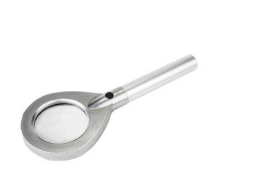 Beyaz arka planda kurşun ışıkları olan büyüteç.