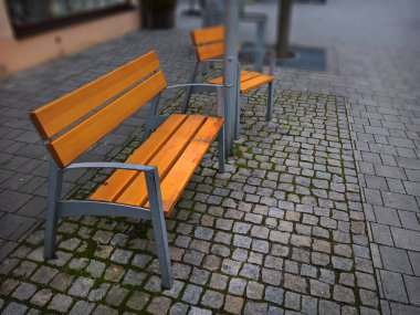 Kasım 'da boş park bankları ve koltukları