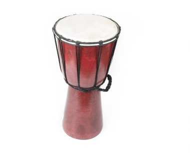 Beyaz arkaplanda el yapımı bir Djembe davulu