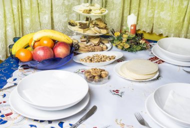 Geleneksel Noel masası şenlikli akşam yemeği için hazır.