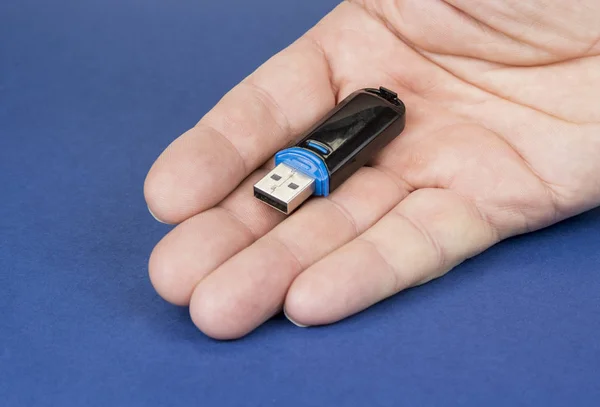 Bue 배경에서 데이터를 저장하는 Usb — 스톡 사진