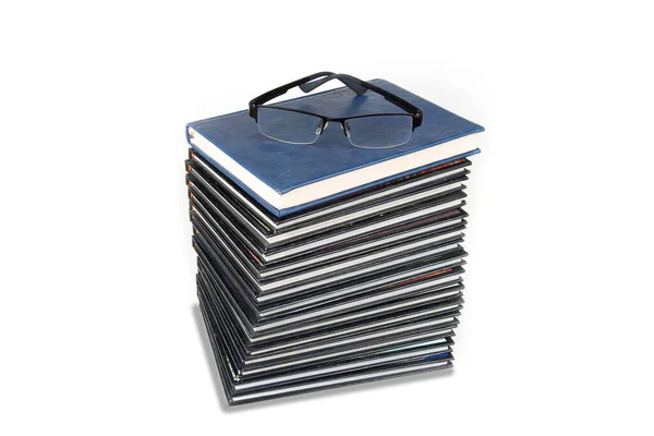 Pile Livres Avec Des Lunettes Sur Fond Blanc — Photo