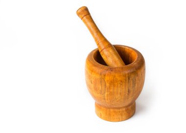Beyaz arka planda tokmaklı ahşap havan topu