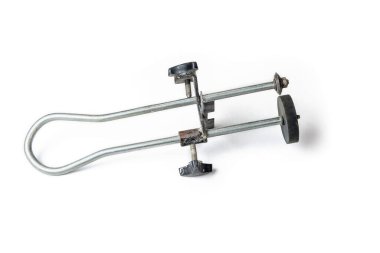 Beyaz arka planda küçük bir onarım için eski bir fayans kesicisi.