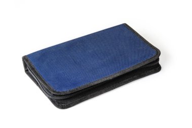 Beyaz arkaplanda fermuar ve kalem olan bir dosya