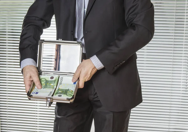 Επιτυχημένος Επιχειρηματίας Που Δείχνει Λεφτά Του — Φωτογραφία Αρχείου