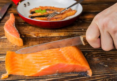 Tavadaki tavada kızarmış somon filetosu.