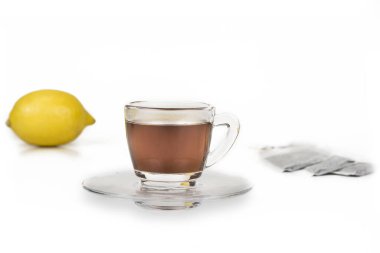 Beyaz limonlu bir fincan çay.