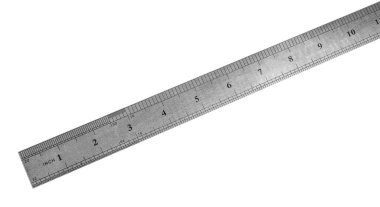 Metal cetvel santimetre ya da santim cinsinden. Beyaz arkaplanda ölçüm aracı