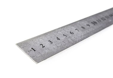 Metal cetvel santimetre ya da santim cinsinden. Beyaz arkaplanda ölçüm aracı