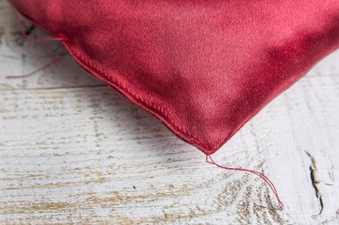 Adım adım kırmızı saten kumaştan kalp nasıl yapılır. Sevgililer Günü konsepti.