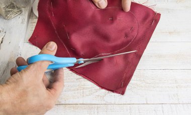 Adım adım kırmızı saten kumaştan kalp nasıl yapılır. Sevgililer Günü konsepti.