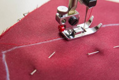 Adım adım kırmızı saten kumaştan kalp nasıl yapılır. Sevgililer Günü konsepti.