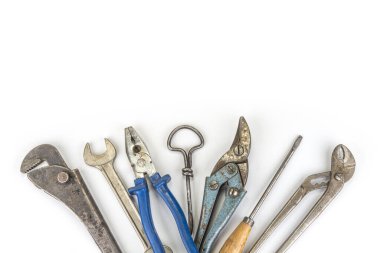 Beyaz arka planda eski tamirci araçları