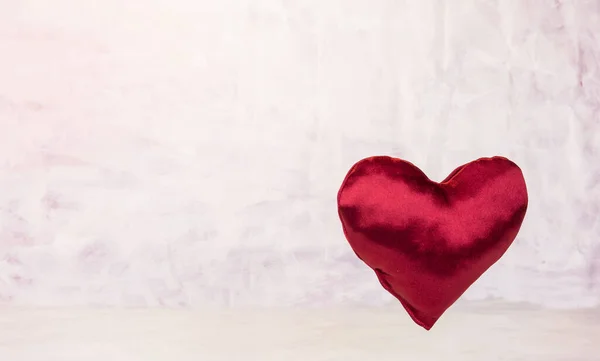 Атласное Сердце Светло Красном Фоне — стоковое фото