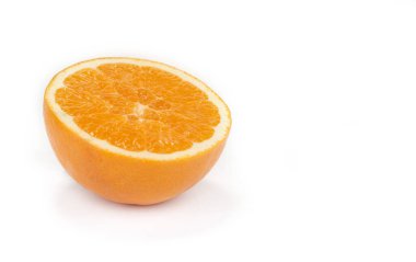 Beyaz arka planda yarımları olan taze sulu portakallar.