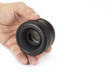 Kameranın beyaz arkaplanındaki lensleri yakınlaştır ve düzelt